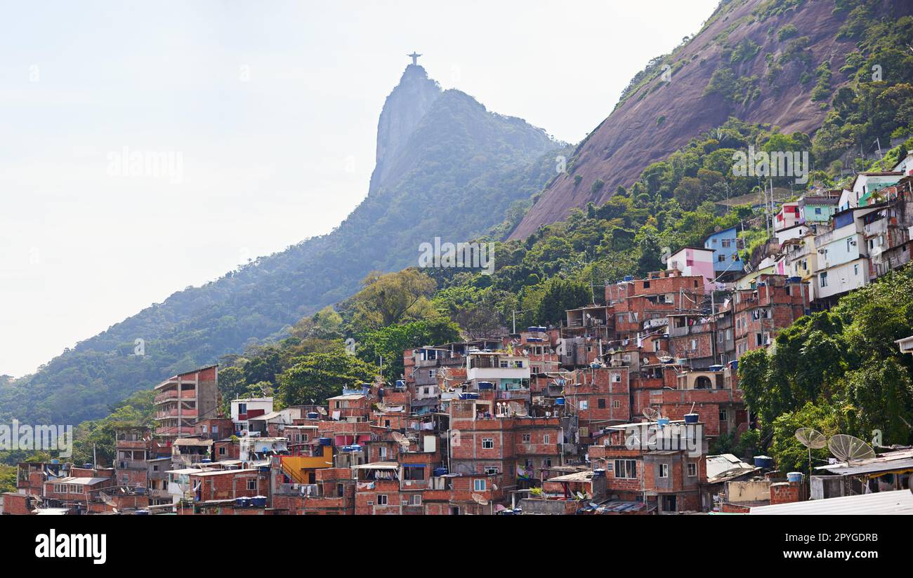La parte più povera del Brasile. Baraccopoli su una montagna a Rio de Janeiro, Brasile. Foto Stock