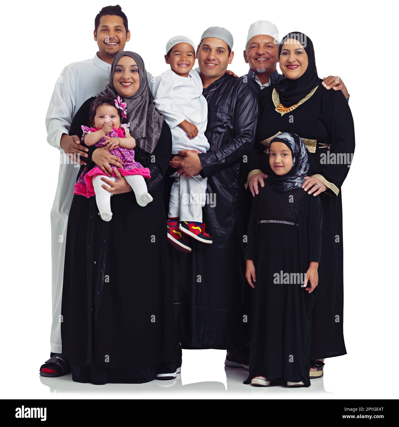 il perfetto ritratto di famiglia. Studio ritratto di una famiglia musulmana multigenerazionale isolato su bianco. Foto Stock