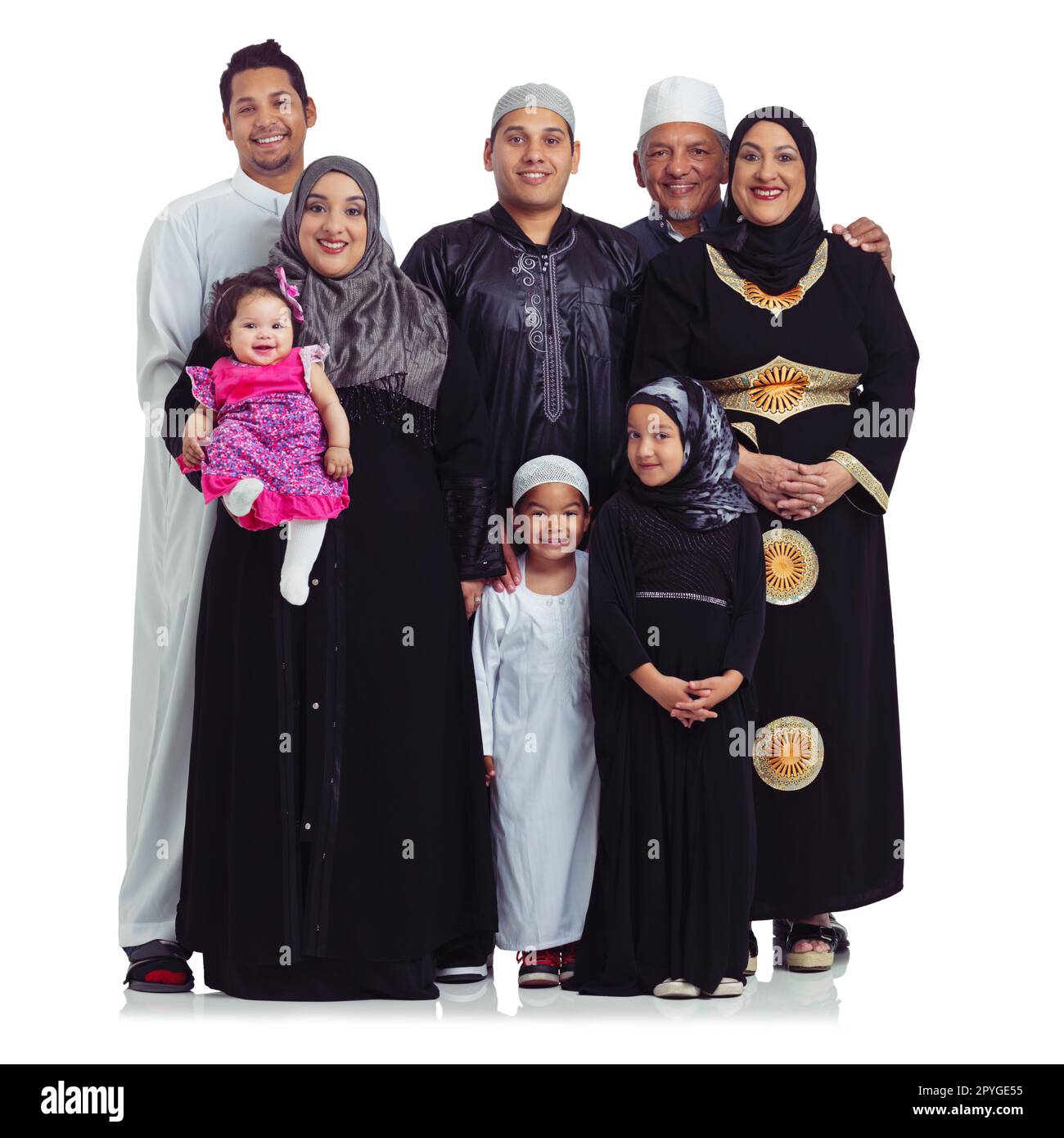 Legami di famiglia. Studio ritratto di una famiglia musulmana multigenerazionale isolato su bianco. Foto Stock