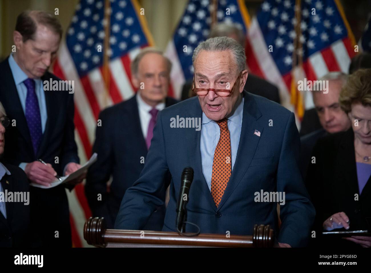 Chuck Schumer (democratico di New York), leader della maggioranza del Senato degli Stati Uniti, offre osservazioni sulla legislazione cinese in materia di competitività nel corso di una conferenza stampa al Campidoglio degli Stati Uniti a Washington, DC, mercoledì 3 maggio 2023. Credito: Rod Lamkey/CNP /MediaPunch Foto Stock