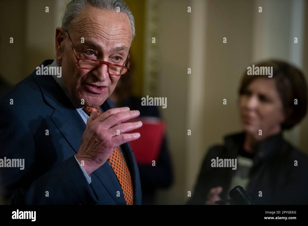Chuck Schumer (democratico di New York), leader della maggioranza del Senato degli Stati Uniti, offre osservazioni sulla legislazione cinese in materia di competitività nel corso di una conferenza stampa al Campidoglio degli Stati Uniti a Washington, DC, mercoledì 3 maggio 2023. Credito: Rod Lamkey/CNP /MediaPunch Foto Stock