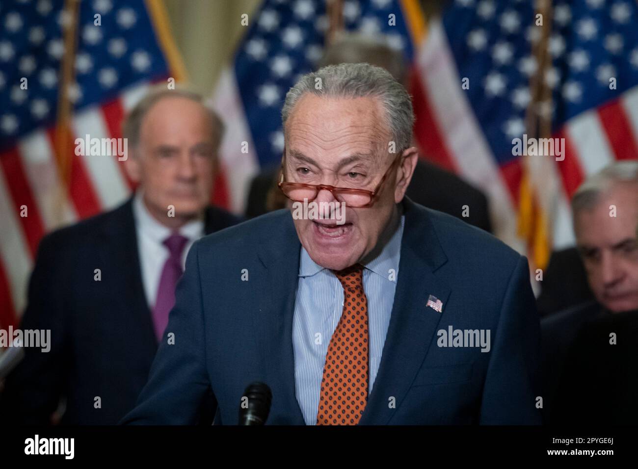 Chuck Schumer (democratico di New York), leader della maggioranza del Senato degli Stati Uniti, offre osservazioni sulla legislazione cinese in materia di competitività nel corso di una conferenza stampa al Campidoglio degli Stati Uniti a Washington, DC, mercoledì 3 maggio 2023. Credito: Rod Lamkey/CNP /MediaPunch Foto Stock