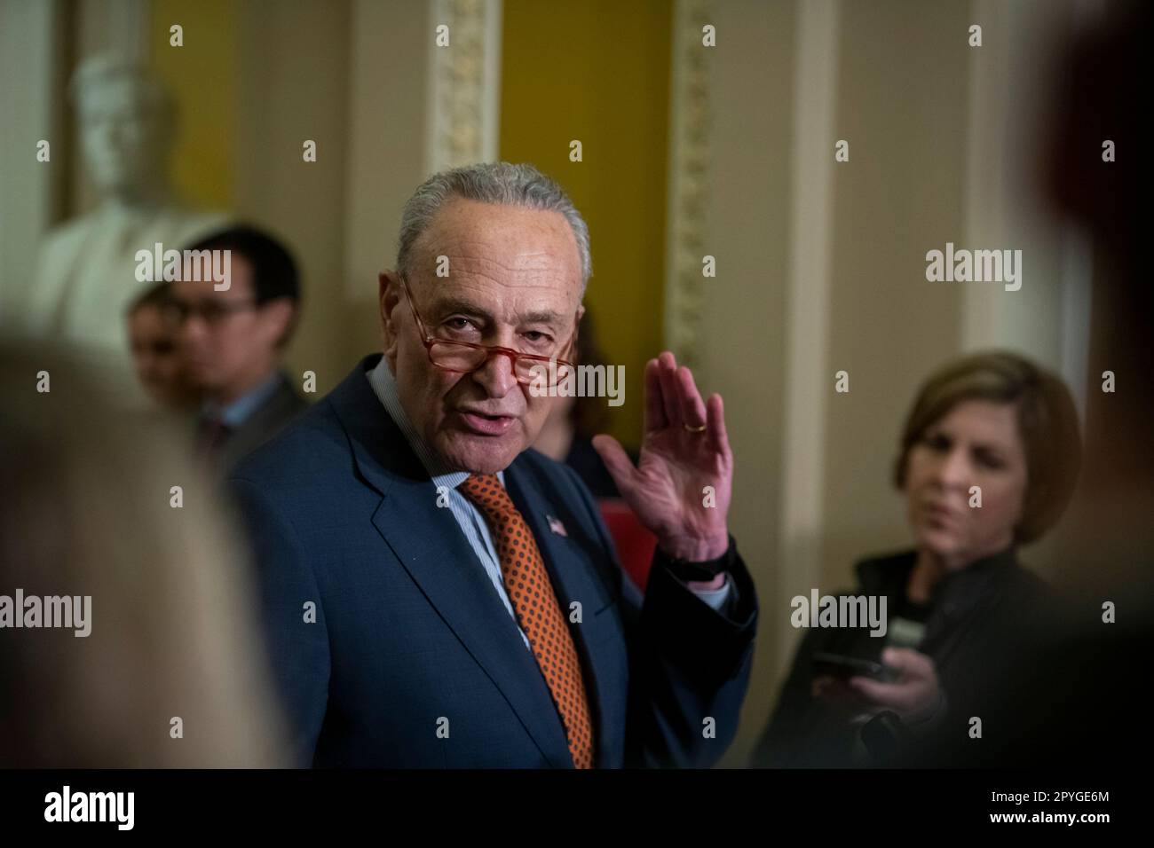 Chuck Schumer (democratico di New York), leader della maggioranza del Senato degli Stati Uniti, offre osservazioni sulla legislazione cinese in materia di competitività nel corso di una conferenza stampa al Campidoglio degli Stati Uniti a Washington, DC, mercoledì 3 maggio 2023. Credito: Rod Lamkey/CNP /MediaPunch Foto Stock