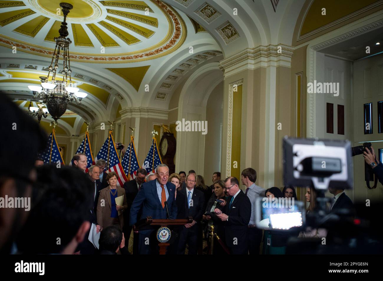 Chuck Schumer (democratico di New York), leader della maggioranza del Senato degli Stati Uniti, offre osservazioni sulla legislazione cinese in materia di competitività nel corso di una conferenza stampa al Campidoglio degli Stati Uniti a Washington, DC, mercoledì 3 maggio 2023. Credito: Rod Lamkey/CNP /MediaPunch Foto Stock