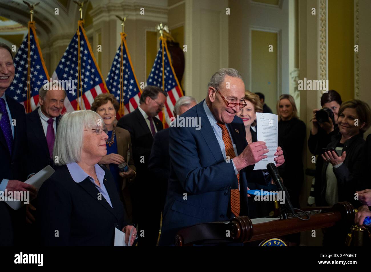 Chuck Schumer (democratico di New York), leader della maggioranza del Senato degli Stati Uniti, offre osservazioni sulla legislazione cinese in materia di competitività nel corso di una conferenza stampa al Campidoglio degli Stati Uniti a Washington, DC, mercoledì 3 maggio 2023. Credito: Rod Lamkey/CNP /MediaPunch Foto Stock