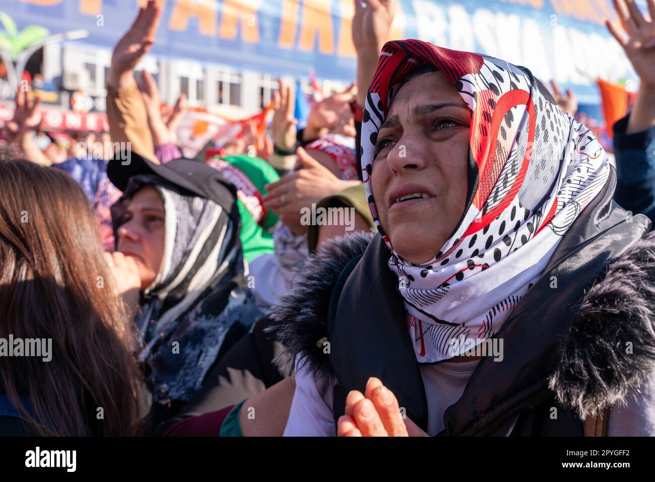 Rize, Turchia. 3th maggio 2023. il presidente turco Recep Tayyip Erdoğan tiene un raduno elettorale nella città di Rize, nel Mar Nero, in vista delle elezioni presidenziali e parlamentari del 14 maggio. Nella foto è raffigurato uno dei partecipanti al rally. Credit: Ingrid Woudwijk/Alamy Live News Foto Stock