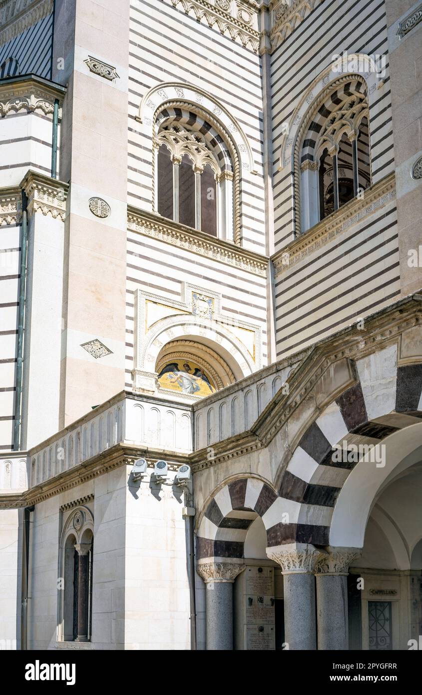 Esterno particolare del 'Fammedio', edificio in stile neo-medievale simile alla Fame nel Cimitero Monumentale di Milano, Lombardia, Italia Foto Stock