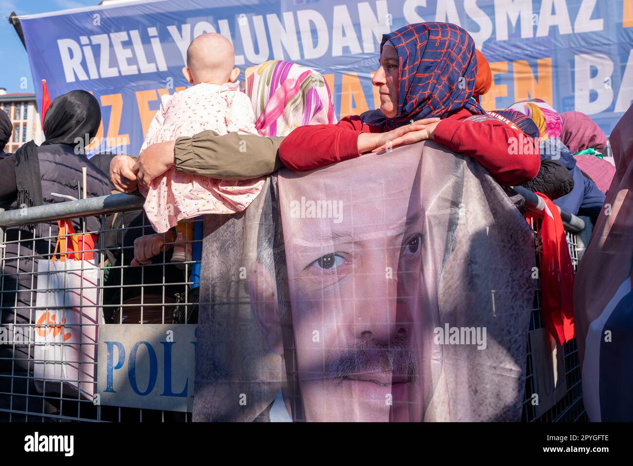 Rize, Turchia. 3th maggio 2023. Una donna si appoggia su una bandiera con il volto del presidente turco Recep Tayyip Erdoğan, durante un raduno di Erdoğan nella città di Rize, nel Mar Nero, in vista delle elezioni presidenziali e parlamentari del 14 maggio. Credit: Ingrid Woudwijk/Alamy Live News Foto Stock