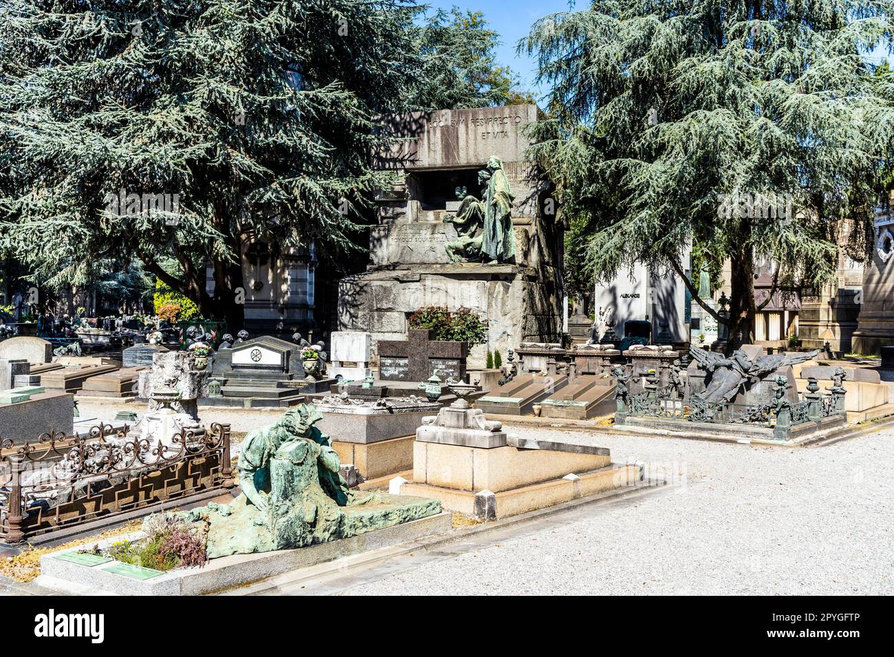 Tombe nel Cimitero Monumentale di Milano, Lombardia, Italia, dove sono sepolte molte persone di rilievo. Foto Stock