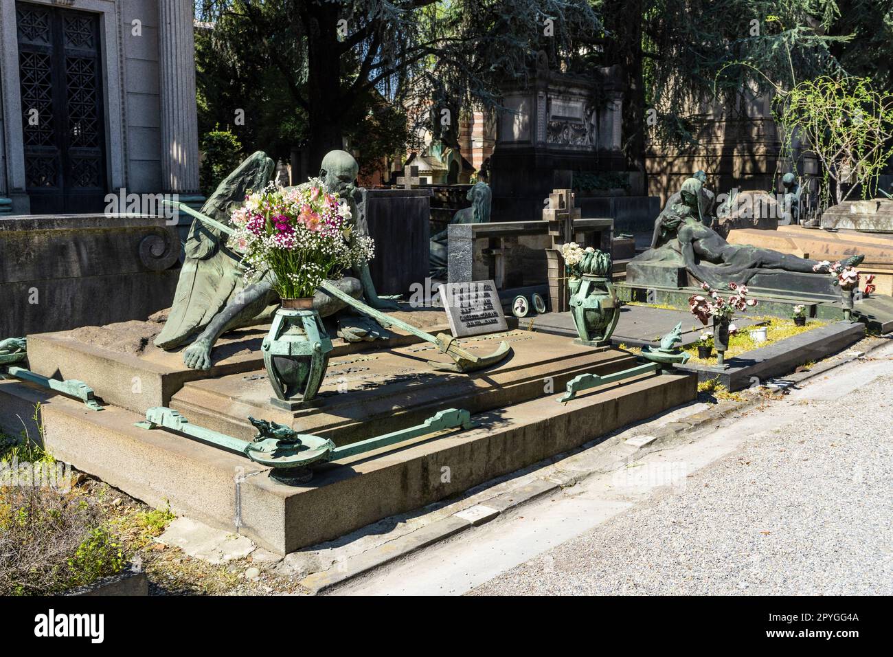 Tombe nel Cimitero Monumentale di Milano, Lombardia, Italia, dove sono sepolte molte persone di rilievo. Foto Stock