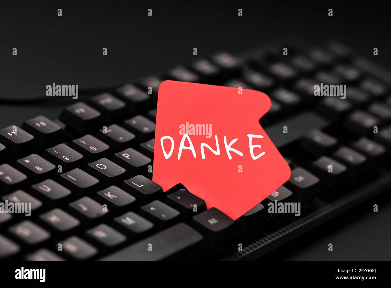 Scrittura a mano del testo Danke. Foto concettuale utilizzata come modo informale di dire grazie in lingua tedesca ringraziare Foto Stock