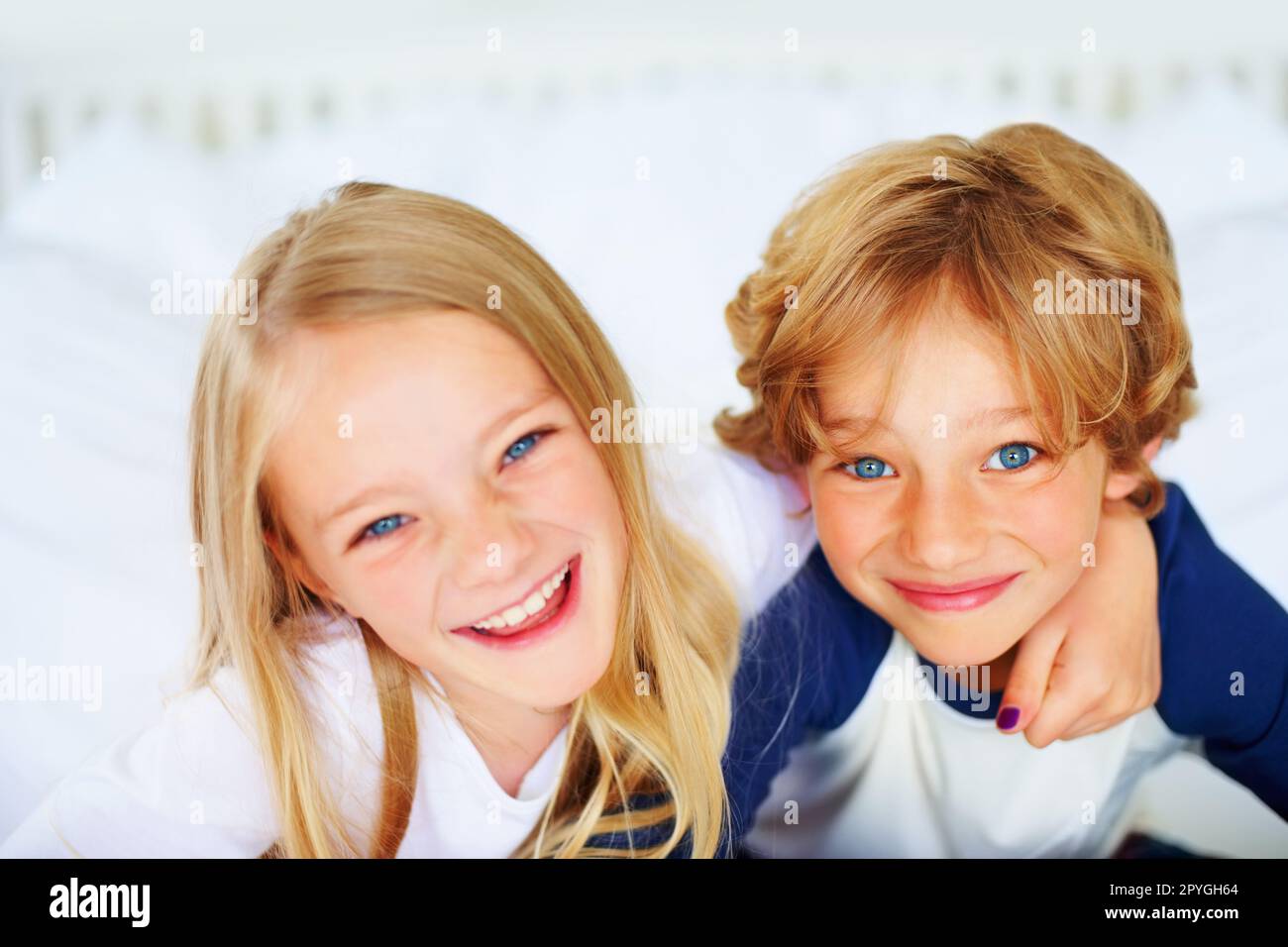 Allegro fratello e sorella sorridendo insieme. Primo piano ritratto di allegro fratello e sorella sorridendo insieme. Foto Stock