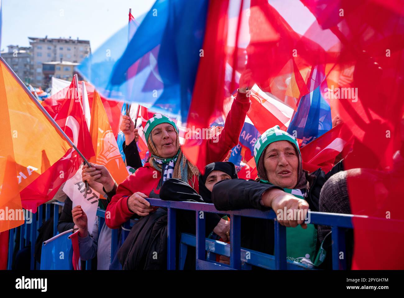 Rize, Turchia. 3th maggio 2023. I sostenitori del presidente turco Recep Tayyip Erdoğan si lodano per il leader del partito AK durante un raduno elettorale nella città di Rize, nel Mar Nero, in vista delle elezioni presidenziali e parlamentari del 14 maggio. Credit: Ingrid Woudwijk/Alamy Live News Foto Stock