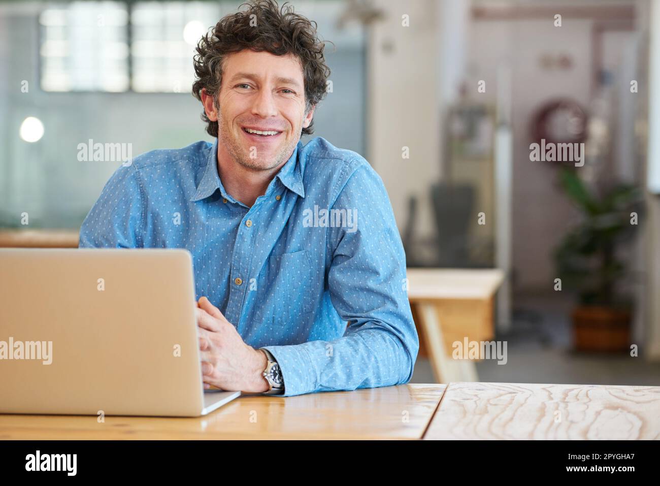 Rispondere alle domande dei clienti online. un bell'uomo d'affari che lavora in ufficio. Foto Stock