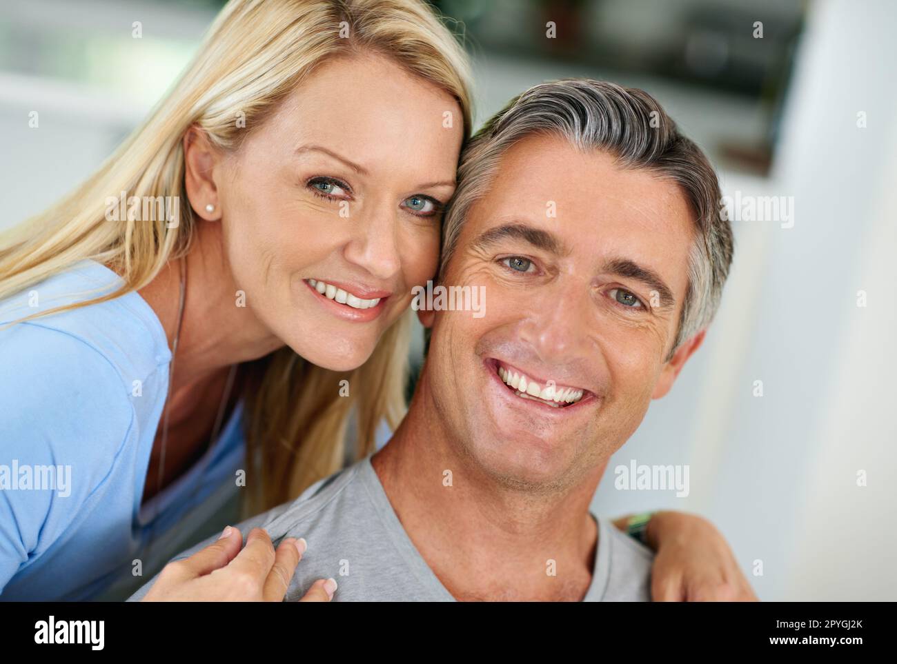 Viviamo una vita benedetta. Ritratto di una coppia matura sorridente a casa. Foto Stock