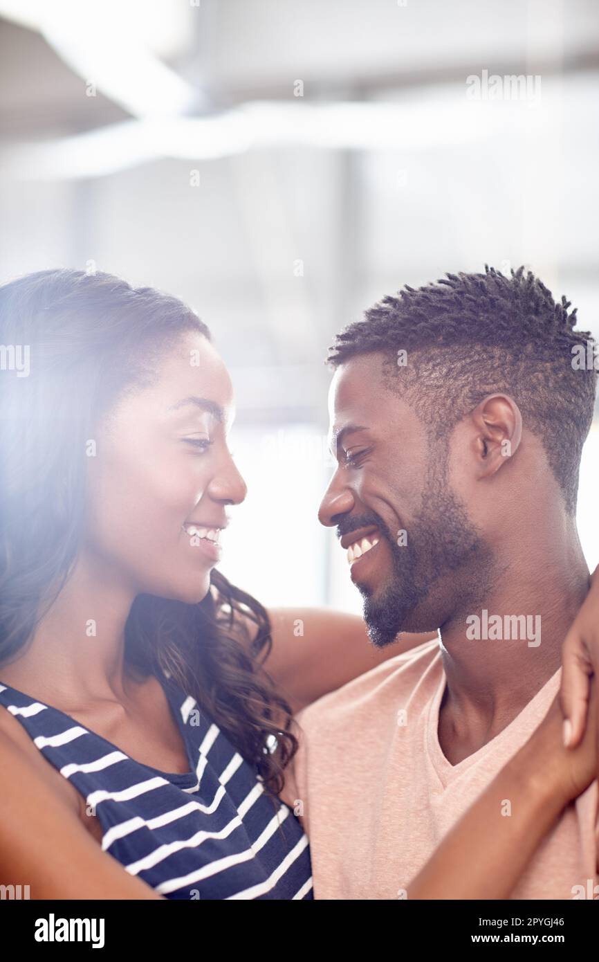 Condividere uno sguardo amorevole. una giovane coppia che si gode l'una l'altra azienda. Foto Stock