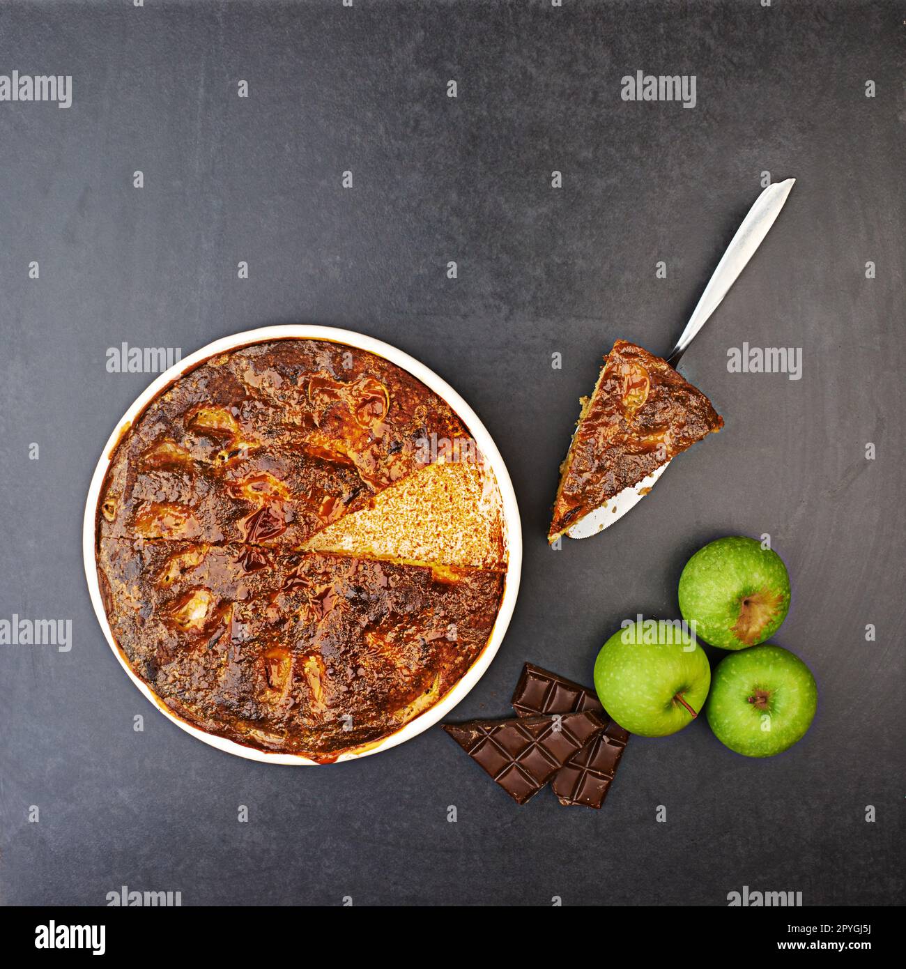 Sano come torta di mele. Shot da studio ad angolo alto di un dessert preparato con esperienza su un tavolo. Foto Stock