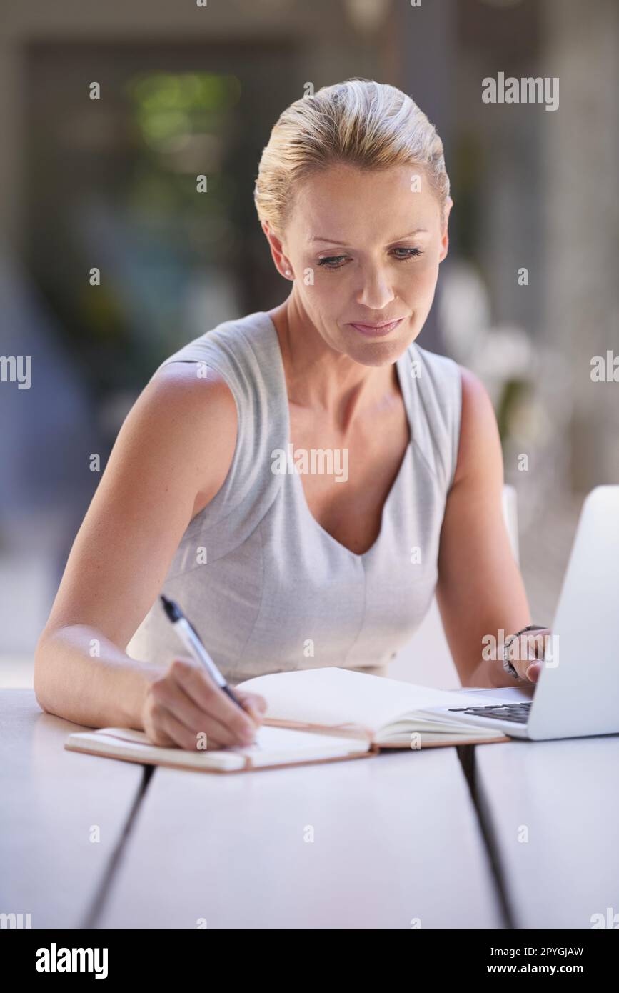 Lavorando sodo sul suo ultimo rapporto. una donna d'affari attraente che lavora sul suo laptop. Foto Stock