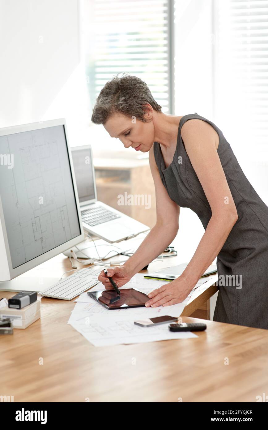 Le shes hanno tutto sotto controllo. un'architetto donna matura che lavora su progetti nel suo ufficio. Foto Stock