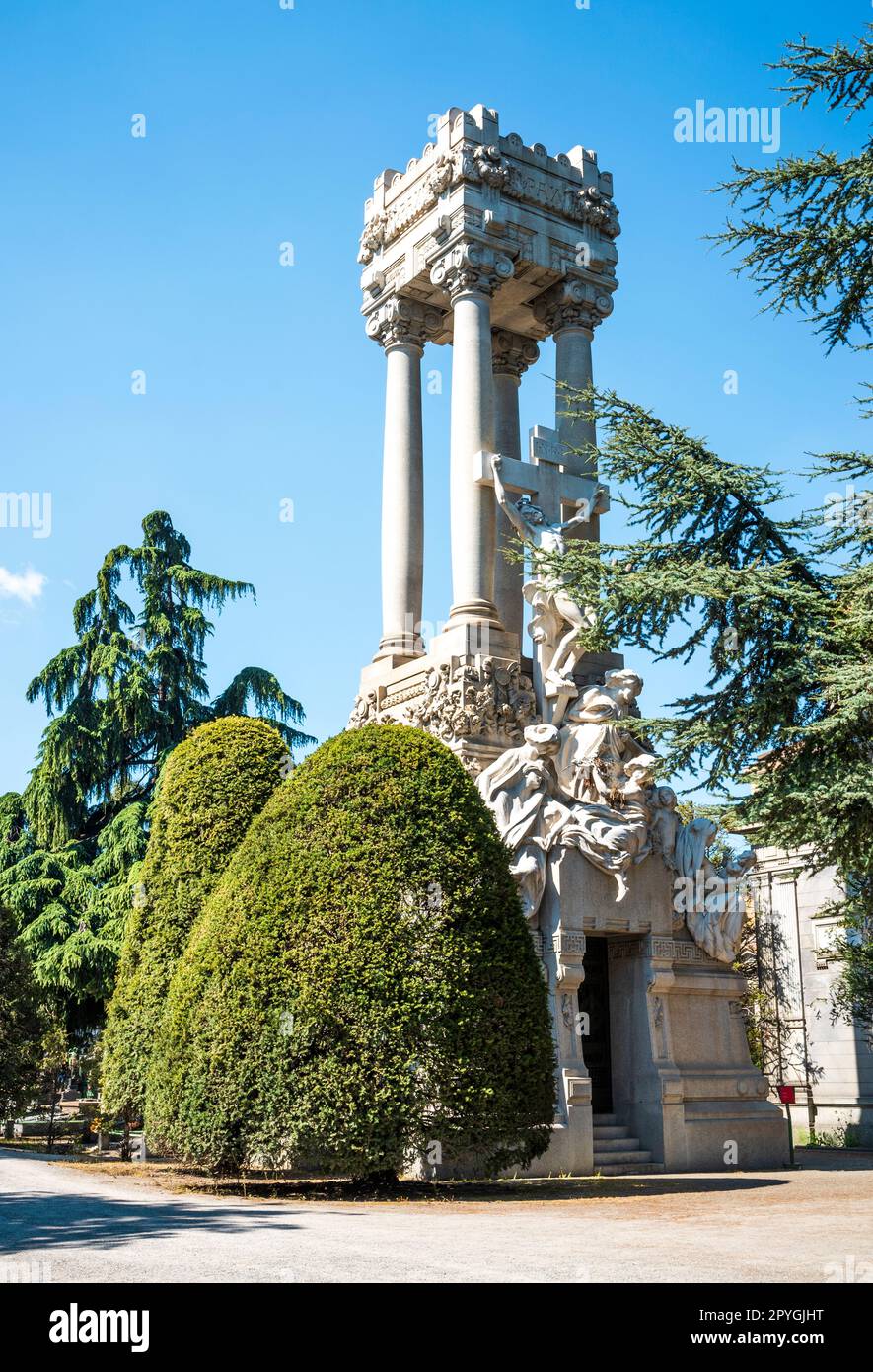 Tomba a forma di tempio chiamata Edicola Bocconi nel Cimitero Monumentale di Milano, in Lombardia, Italia, dove sono sepolte molte persone di rilievo. Foto Stock