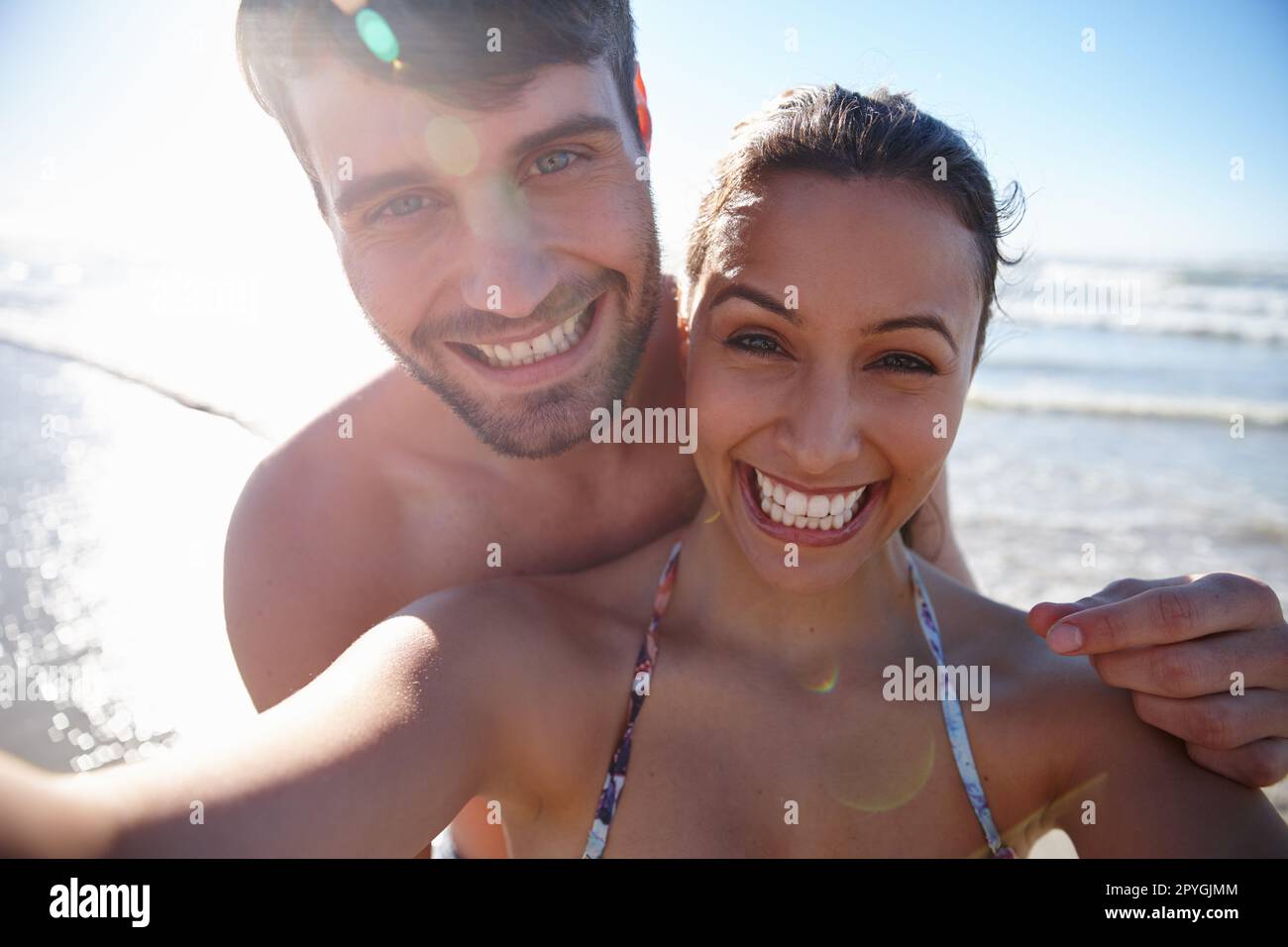 I nostri migliori giorni estivi. Autoritratto di una giovane coppia felice al mare insieme. Foto Stock