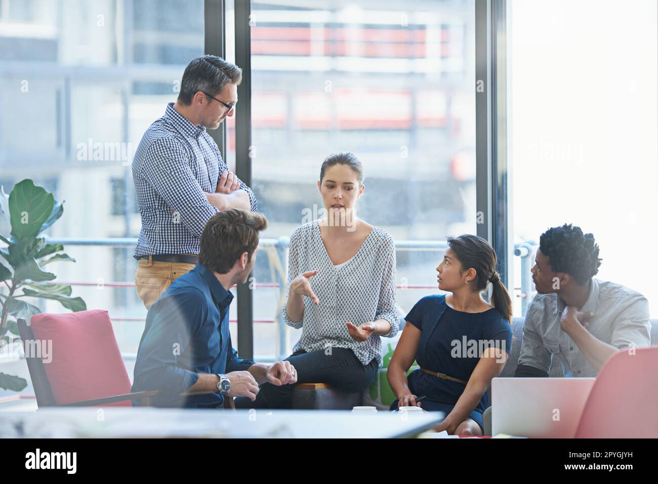 Nuove idee per la riunione. un gruppo di impiegati che parlano insieme in una sala riunioni. Foto Stock