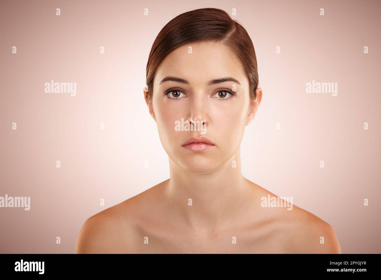 Tono della pelle a cui aspirare. Studio shot di una bella giovane donna con make up naturale. Foto Stock