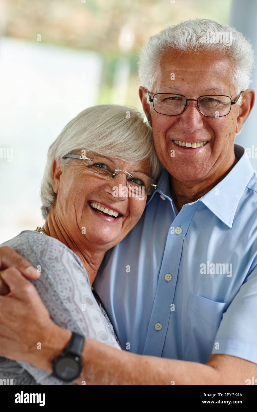 Il vero amore dura per sempre. una felice coppia senior sorridente alla macchina fotografica. Foto Stock