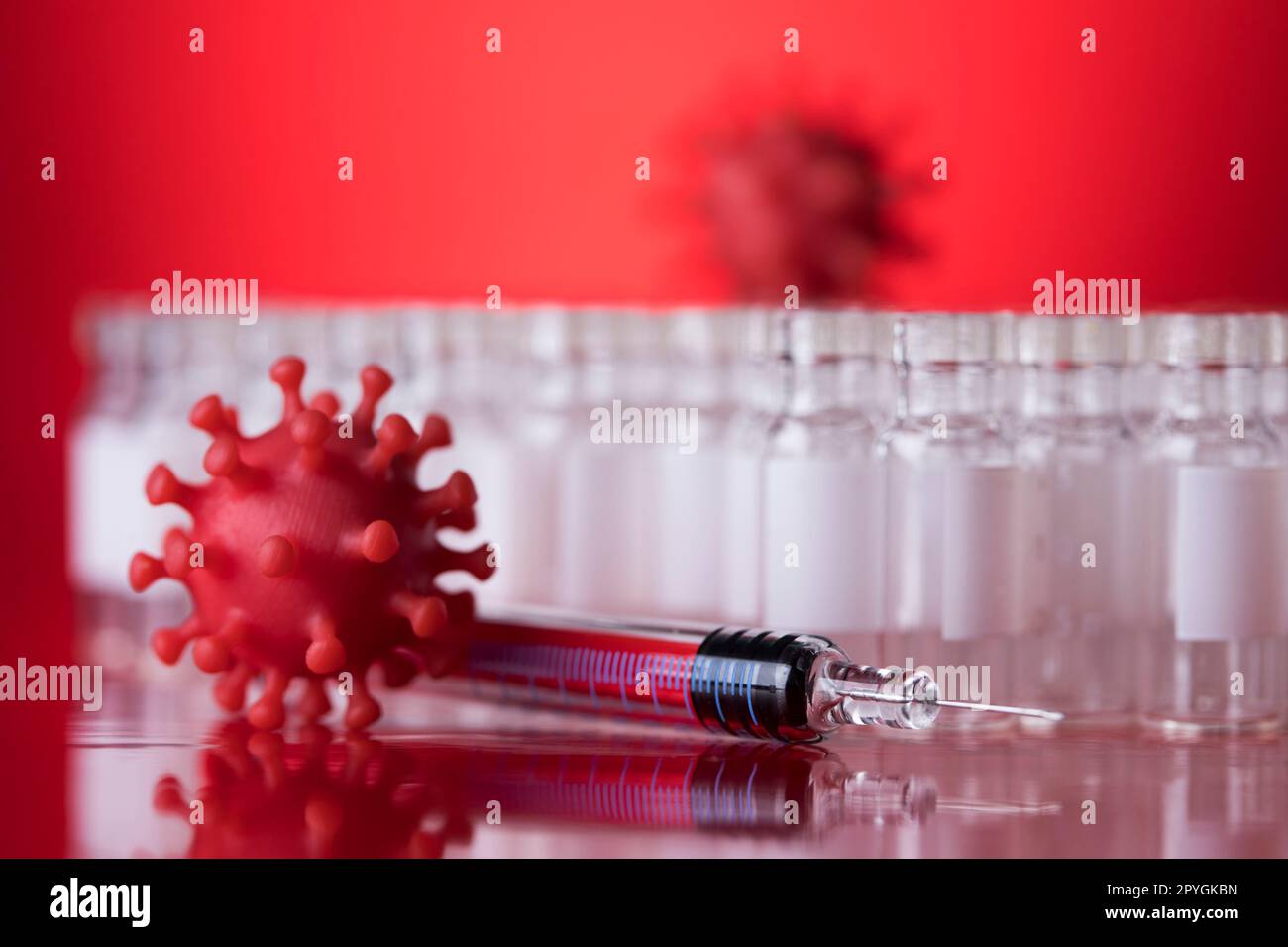 Chiudere la siringa medica con un vaccino Foto Stock