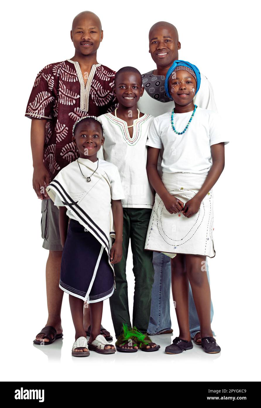 La famiglia è tutto. Studio di due uomini africani con i loro figli, tutti in abito tradizionale, su sfondo bianco. Foto Stock