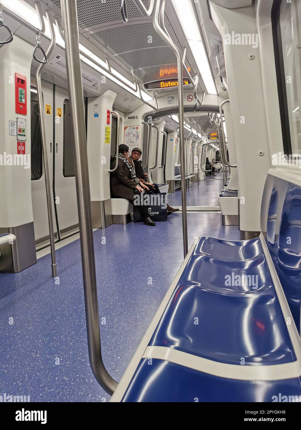 Vista interna della nuova linea 4 della metropolitana di Milano, regione Lombardia, Italia Foto Stock