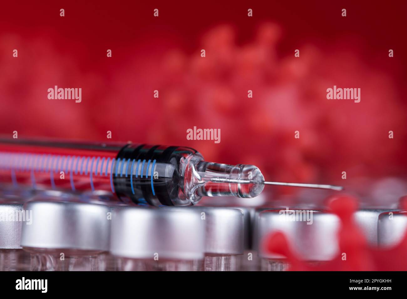 Chiudere la siringa medica con un vaccino Foto Stock