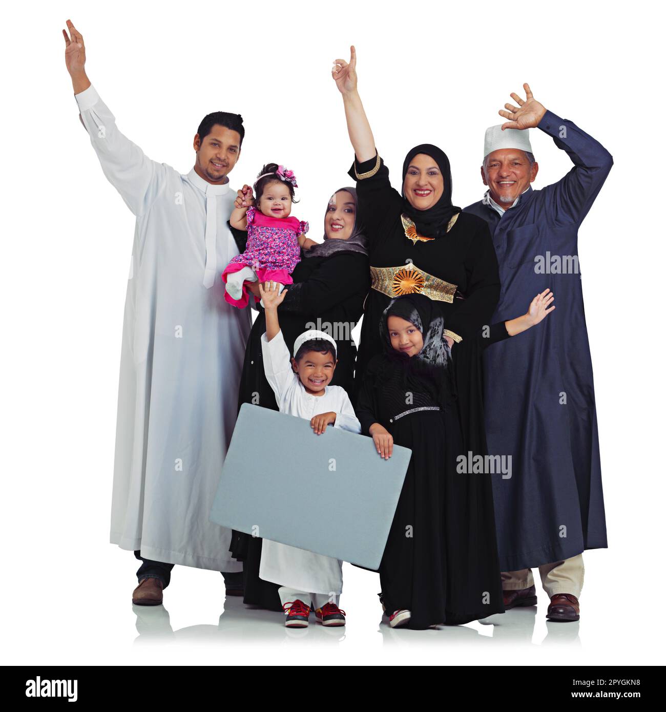 Celebrare la cultura. Studio ritratto di una famiglia musulmana overjoyed che tiene in mano un segno bianco isolato su bianco. Foto Stock