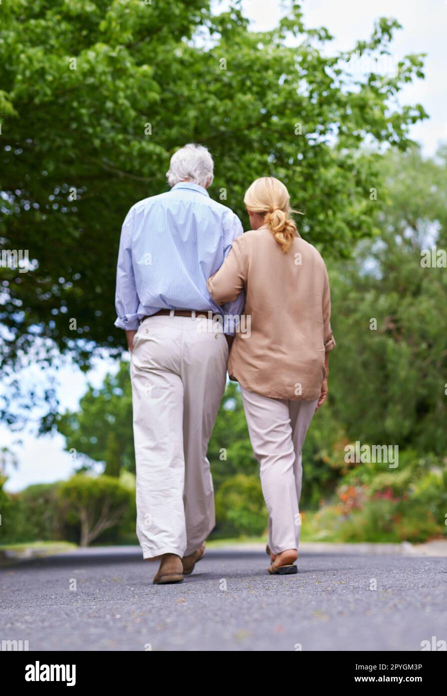 Aspetta stavano andando a casa. Ripresa di una coppia anziana che fa una passeggiata. Foto Stock