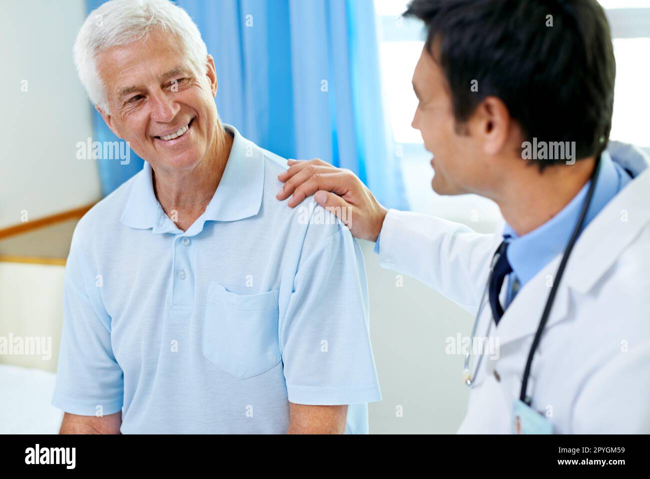 Il miglior risultato che abbiamo sperato. un bel giovane medico che fornisce notizie ad un paziente anziano. Foto Stock