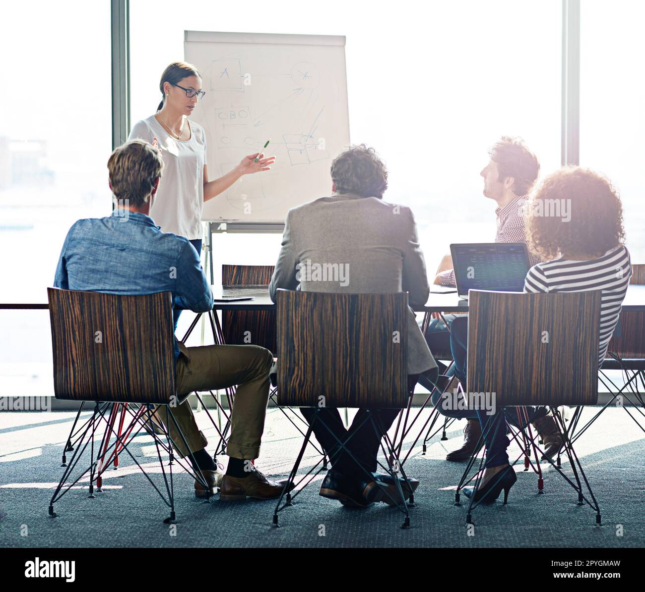 Mostrare al suo team la strada da seguire. un gruppo di colleghi che si siedono in una presentazione in una sala riunioni. Foto Stock