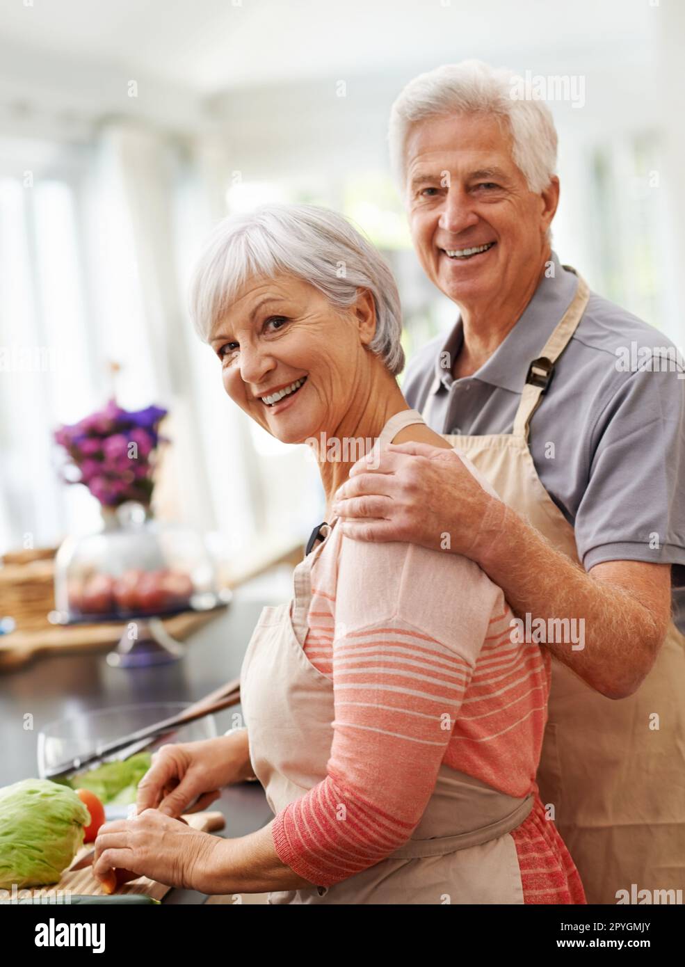 Sempre al suo fianco. una coppia felice sorridendo beatamente alla macchina fotografica. Foto Stock