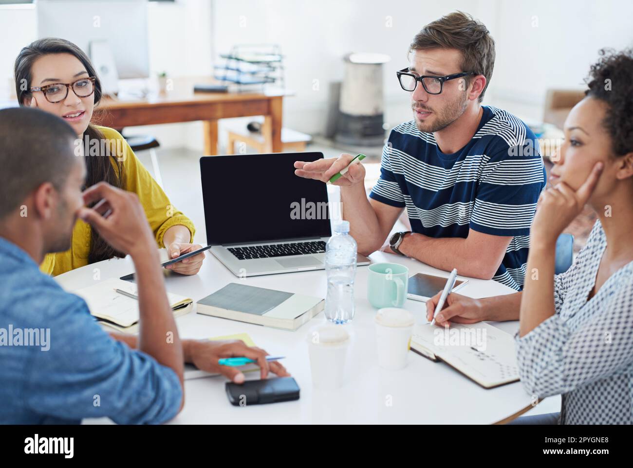 Sviluppare il software per il futuro. un gruppo di giovani designer al lavoro in ufficio. Foto Stock