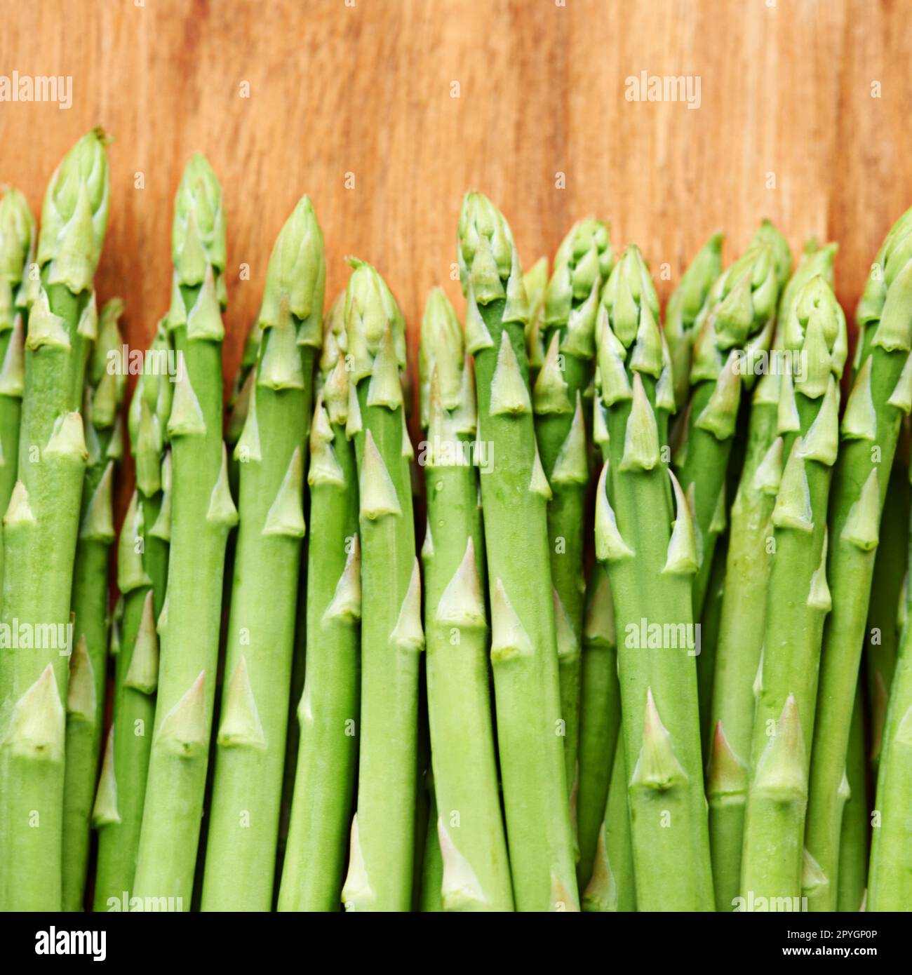 Riempito con antiossidanti. asparagi freschi sparsi su un tavolo. Foto Stock