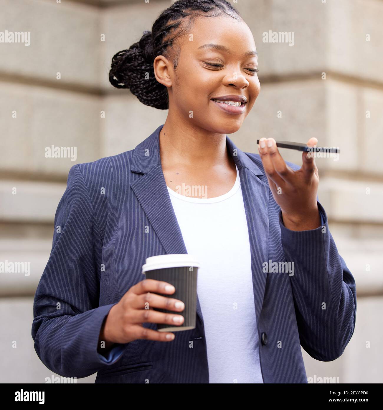 Donna nera, chiamata telefonica e altoparlante con smartphone e networking con caffè, riunione virtuale durante la pausa caffè. Comunicazione, tecnologia e donna d'affari con discussione aziendale, telefono e 5g.. Foto Stock