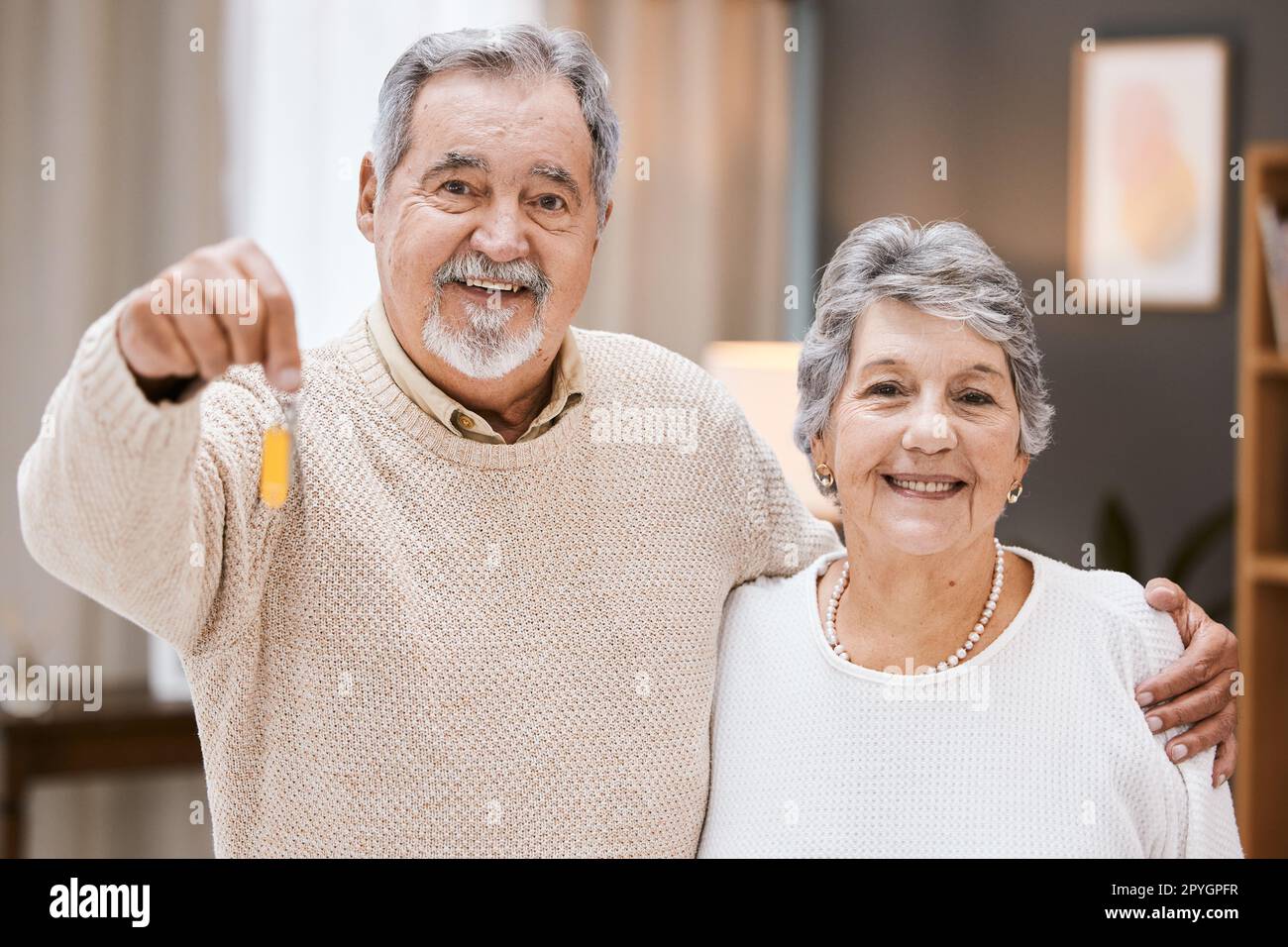 Chiavi immobiliari, coppia anziana e ritratto del nuovo proprietario di una casa felice di appartamento, casa o investimento immobiliare. Amore pensionistico, mutuo e matrimonio anziano le persone sorridono per la vendita di beni immobili Foto Stock