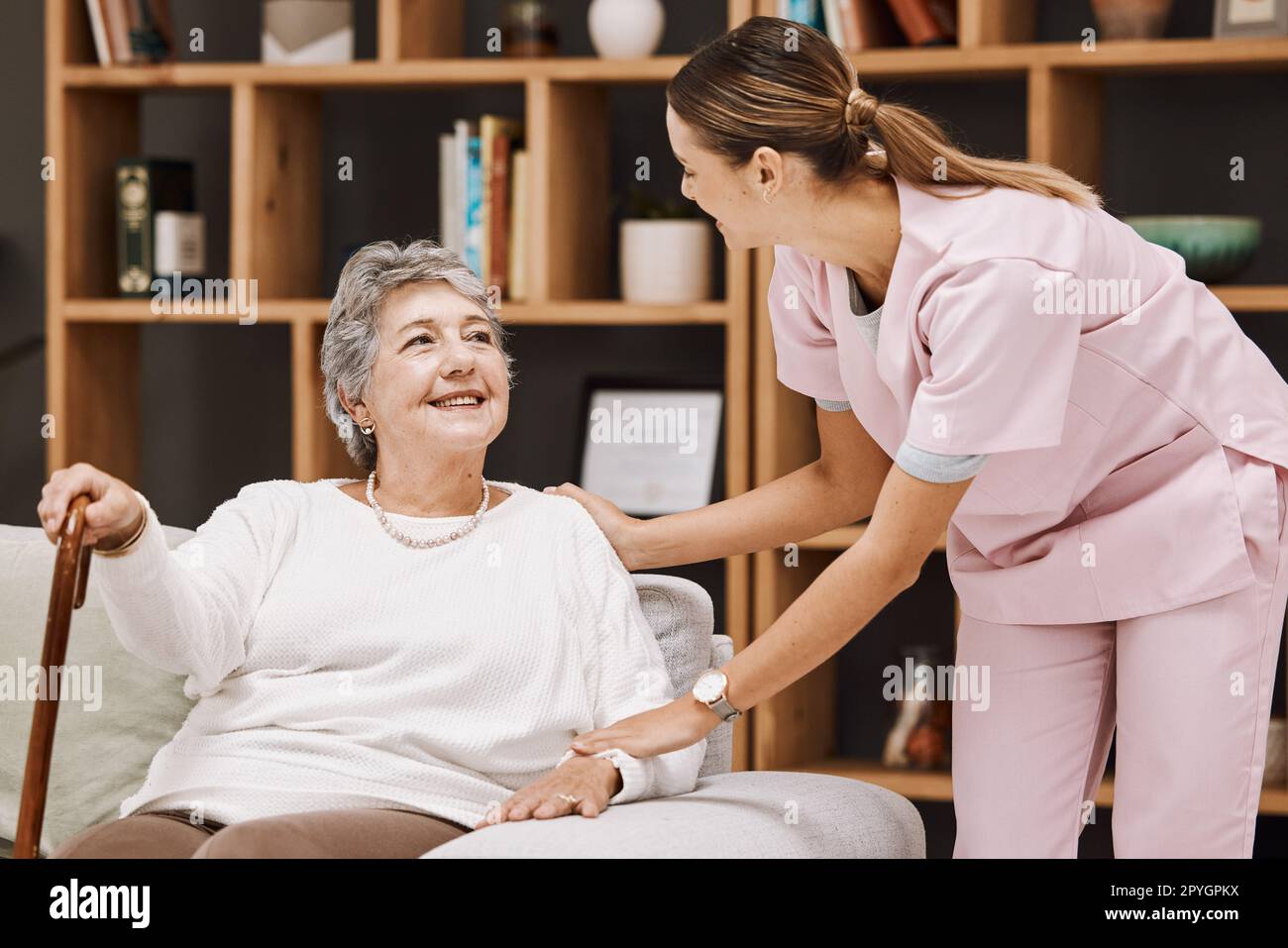 Infermiera, donna e casa di cura sostegno, aiuto e gentilezza per il servizio medico di assistenza domiciliare. Buon operatore sanitario, fiducia ed empatia per anziani, anziani e pensionati in casa di riabilitazione Foto Stock