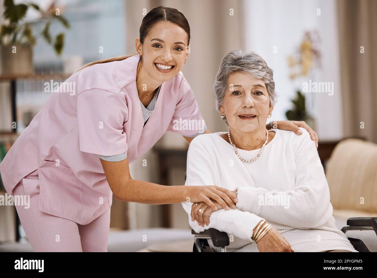 Supporto per donne, anziani o sedie a rotelle nella casa di cura, nel soggiorno della casa o nella clinica di riabilitazione del benessere. Ritratto, sorriso o infermiere di assistenza sanitaria felice con anziani in pensione in assistenza alla mobilità disabilità Foto Stock