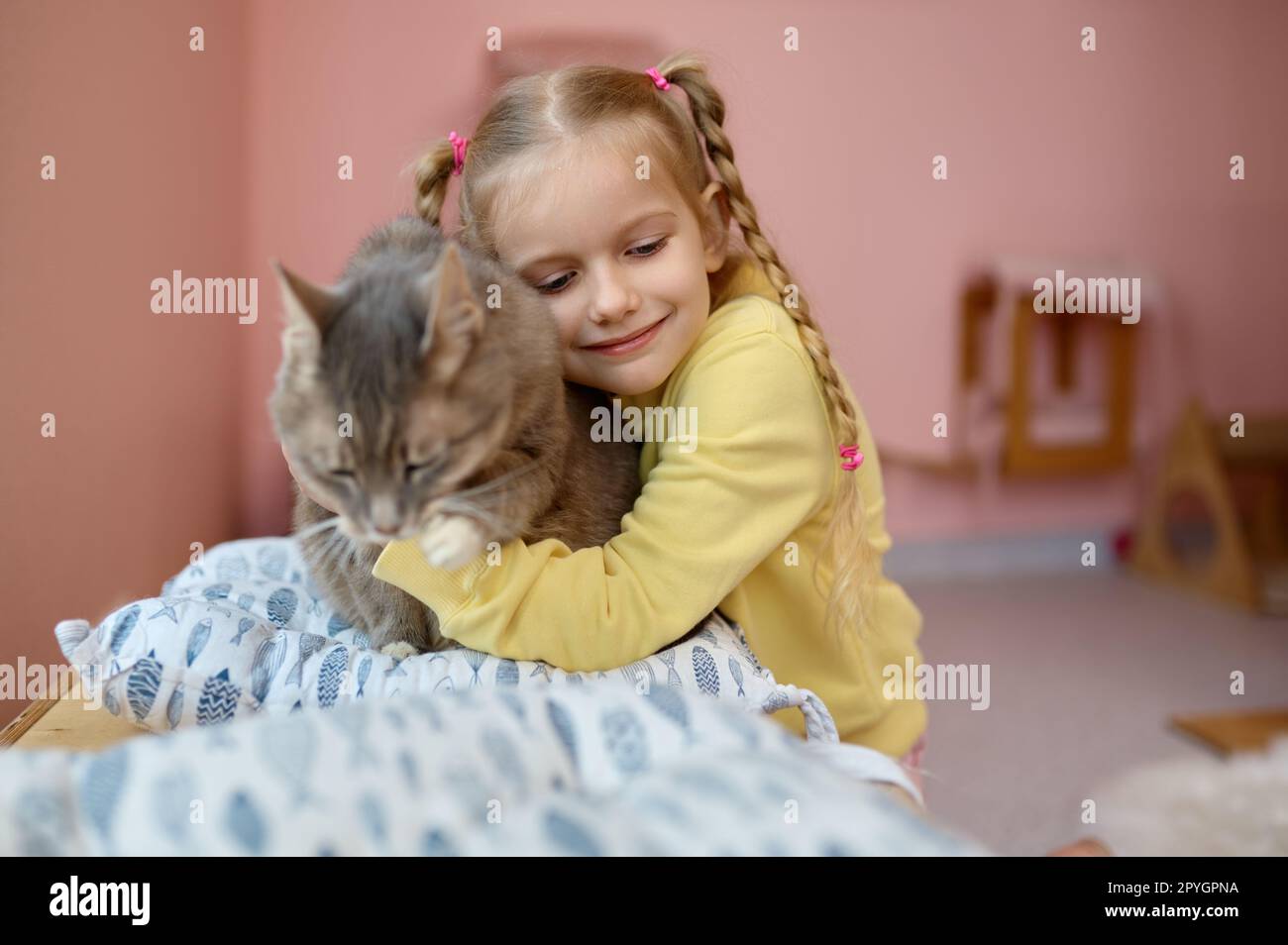 Felice ragazza sorridente accarezzare gatto soffice avere tempo di divertimento in rifugio animale Foto Stock