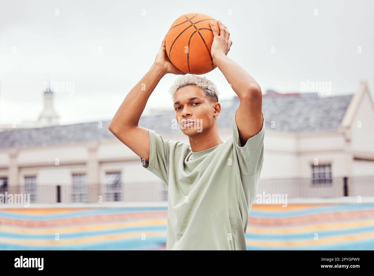 Pallacanestro, giovane e giocatore di pallacanestro con sport nel parco con ritratto in città e attività fisica all'aperto. Fitness, atleta sul campo da basket, concentrazione e urbano con motivazione sportiva e allenamento. Foto Stock