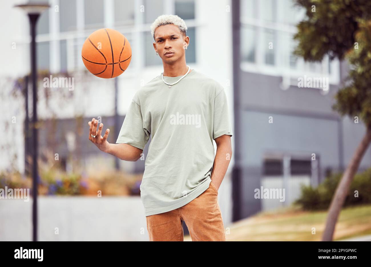 Moda, fitness o ritratto di un uomo nero con pallacanestro in allenamento, allenamento o esercizio sul campo da basket cittadino. Sport, giochi o modelli maschili con abiti alla moda, motivazione o talento Foto Stock