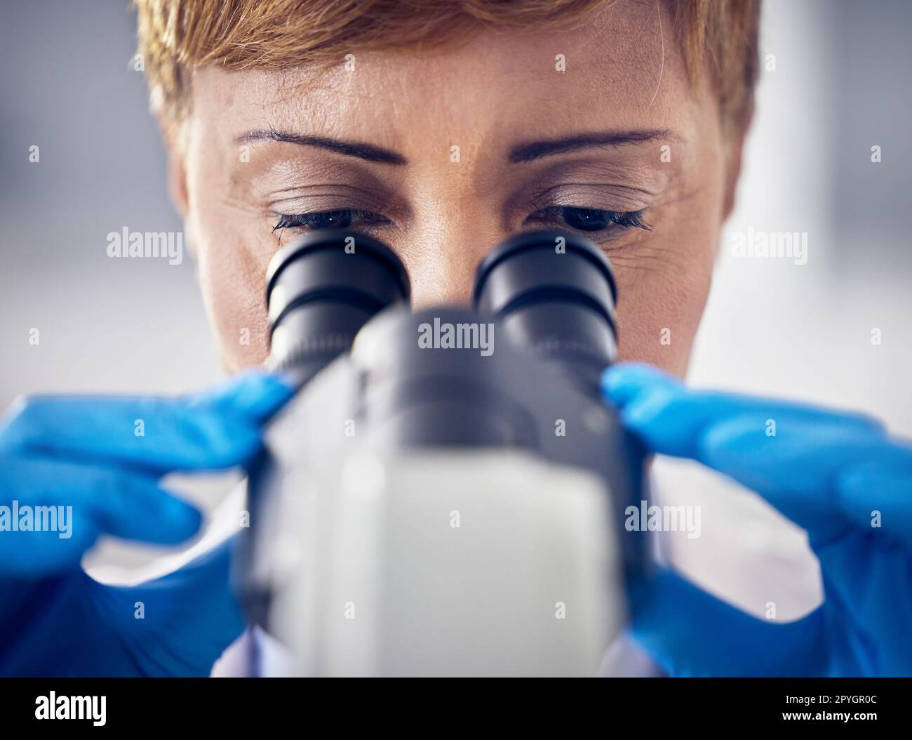 Scienza, laboratorio e donna nera con microscopio, ricerca per lo sviluppo di vaccini. Sanità, innovazione medica e donna scienziata senior in laboratorio ospedaliero che guarda i risultati dei test farmaceutici Foto Stock