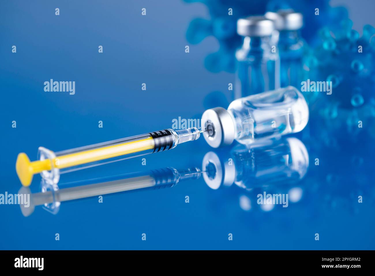 Chiudere la siringa medica con un vaccino Foto Stock