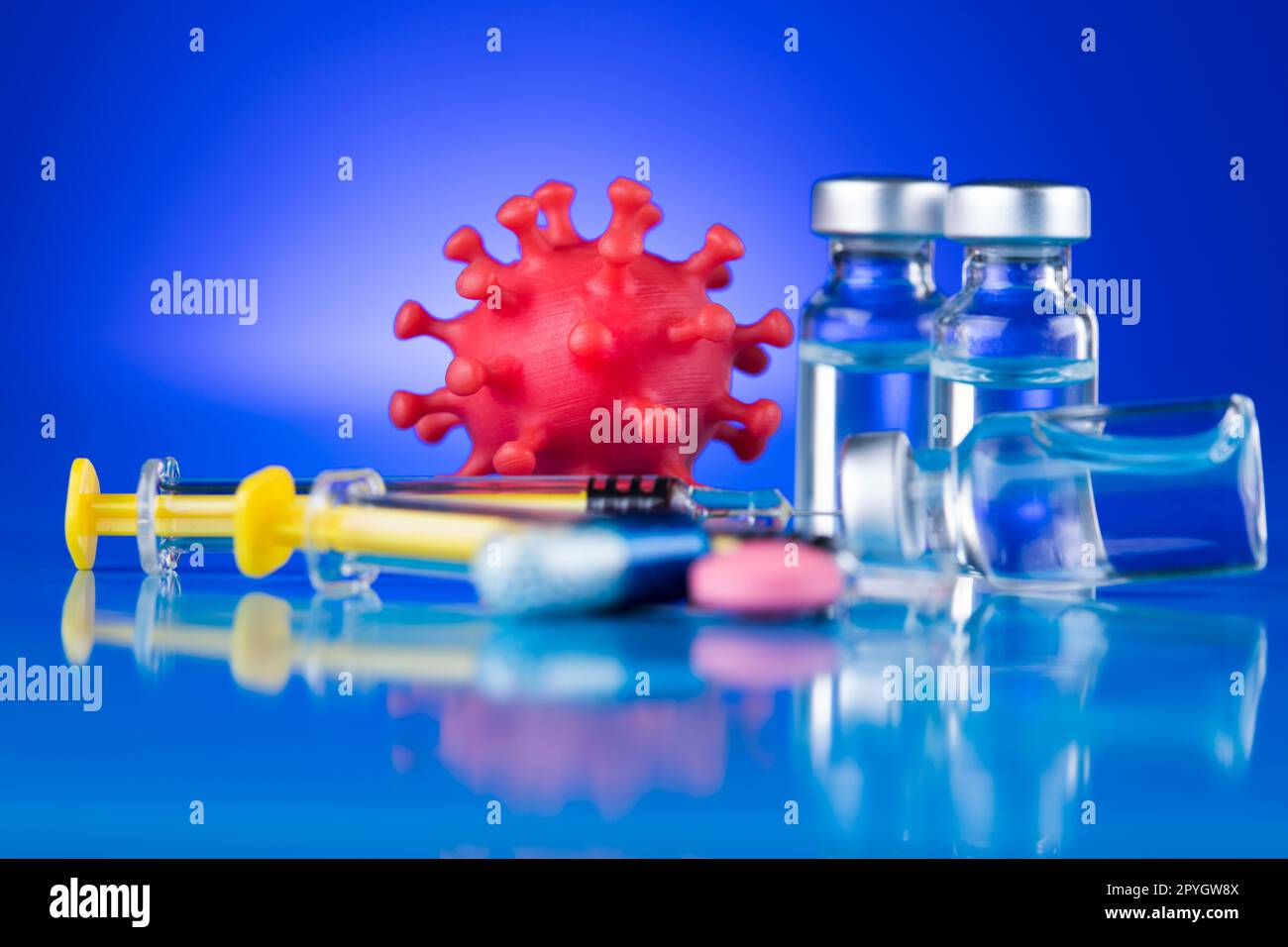 Chiudere la siringa medica con un vaccino Foto Stock