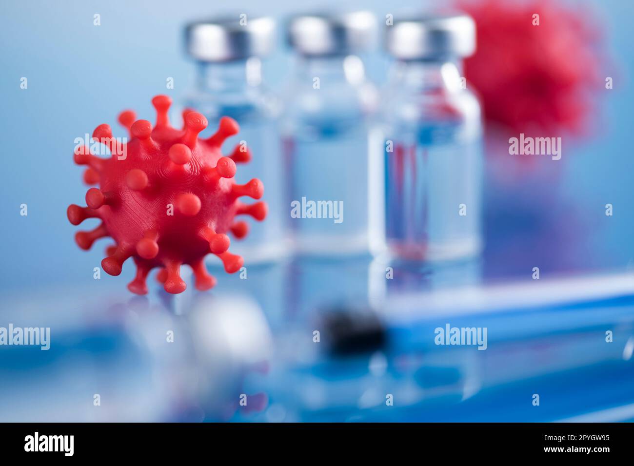 Chiudere la siringa medica con un vaccino Foto Stock